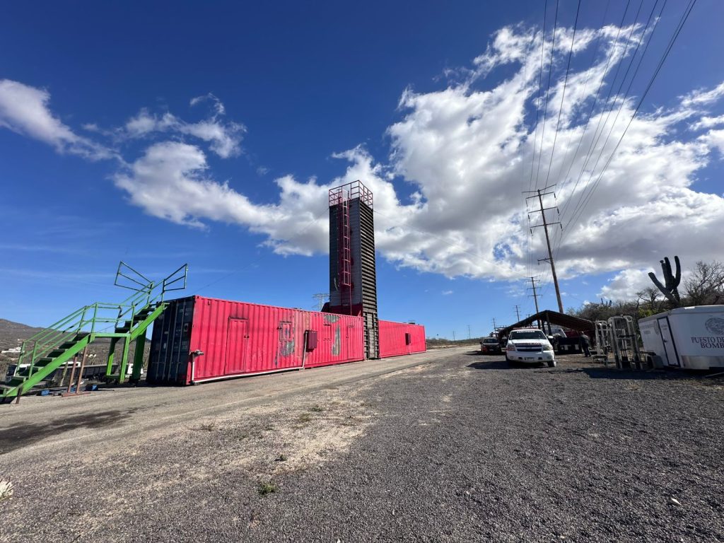 Simulador de fuego y torre de entrenamiento para rescate con cuerdas - Campo de Entrenamiento del H. Cuerpo de Bomberos y Rescatistas de Cabo San Lucas.